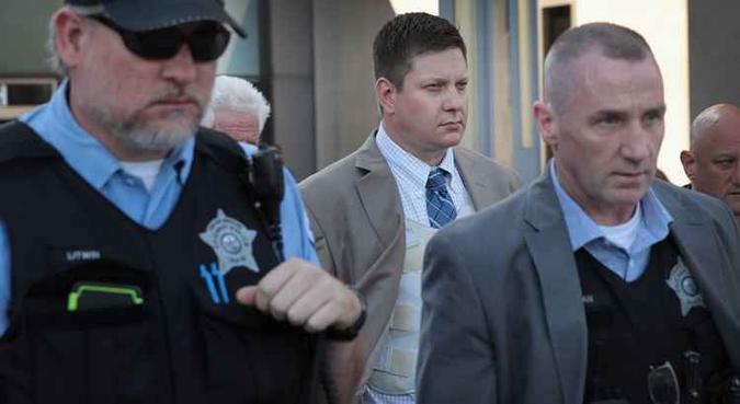 O oficial de polícia Jason Van Dyke enfrenta acusações de assassinato por disparar 16 vezes em Laquan McDonald, de 17 anos, em um confronto em outubro de 2014(foto: AFP) O oficial de polícia Jason Van Dyke enfrenta acusações de assassinato por disparar 16 vezes em Laquan McDonald, de 17 anos, em um confronto em outubro de 2014(foto: AFP)