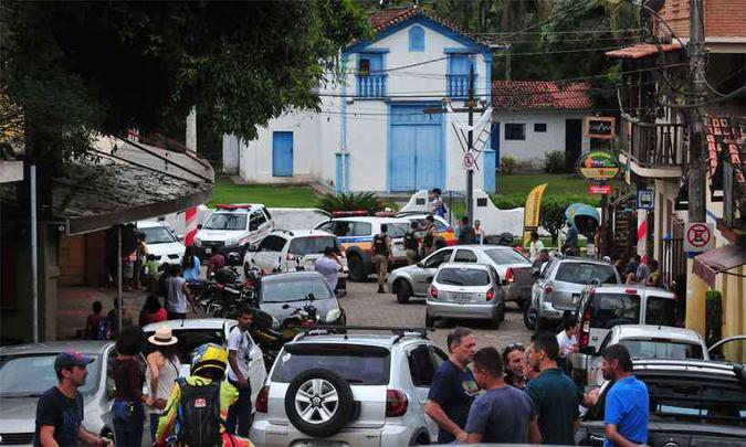 A manhã de domingo foi de caos no distrito de São Sebastião das Águas Claras, conhecido como Macacos, em Nova Lima(foto: Gladyston Rodrigues/EM/DA Press) A manhã de domingo foi de caos no distrito de São Sebastião das Águas Claras, conhecido como Macacos, em Nova Lima(foto: Gladyston Rodrigues/EM/DA Press)