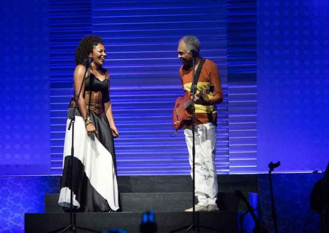 A baiana recebe Gil como convidado especial no trabalho gravado ao vivo(foto: Coleção Canal Brasil/Divulgação) A baiana recebe Gil como convidado especial no trabalho gravado ao vivo(foto: Coleção Canal Brasil/Divulgação)
