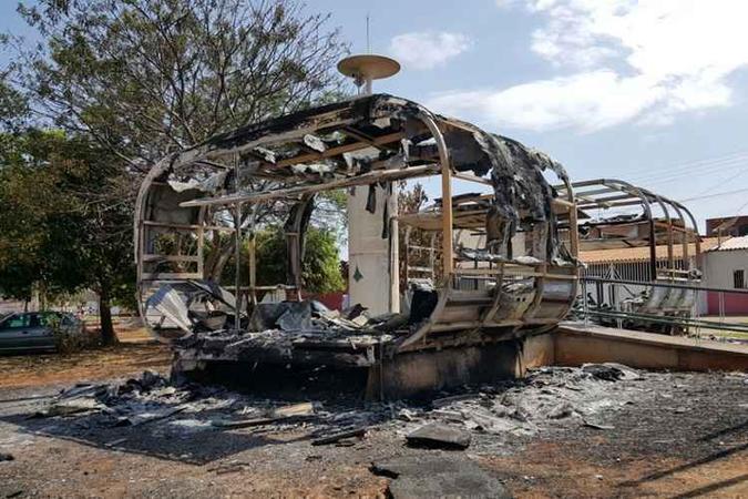 De acordo com informações do Corpo de Bombeiros, as chamas iniciaram por volta das 3h na unidade localizada na QR 319, próximo a Praça do Cidadão(foto: Breno Fortes/CB/D.A Press) De acordo com informações do Corpo de Bombeiros, as chamas iniciaram por volta das 3h na unidade localizada na QR 319, próximo a Praça do Cidadão(foto: Breno Fortes/CB/D.A Press)