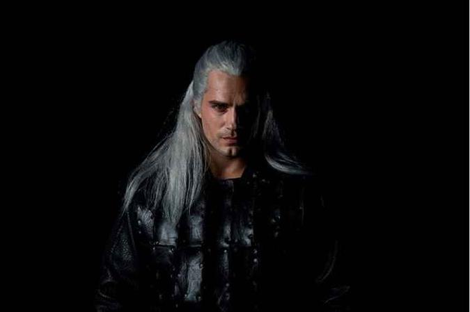 Hery Cavill vive Geralt de Rivia, um mal-humorado caçador de monstros(foto: Netflix/Divulgação) Hery Cavill vive Geralt de Rivia, um mal-humorado caçador de monstros(foto: Netflix/Divulgação)