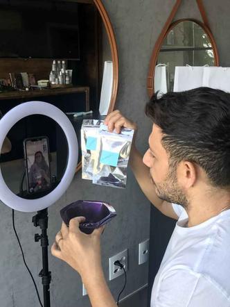 O hairstylist Evaldo envia kits às clientes e atende por videoconferência (foto: Arquivo Pessoal ) O hairstylist Evaldo envia kits às clientes e atende por videoconferência (foto: Arquivo Pessoal )