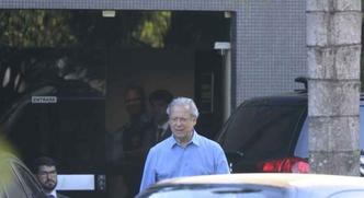 Jose Dirceu sendo conduzido por agentes da Policia Federal para transferência para o Presidio Papuda(foto: Ed Alves/CB/D.A Press) Jose Dirceu sendo conduzido por agentes da Policia Federal para transferência para o Presidio Papuda(foto: Ed Alves/CB/D.A Press)