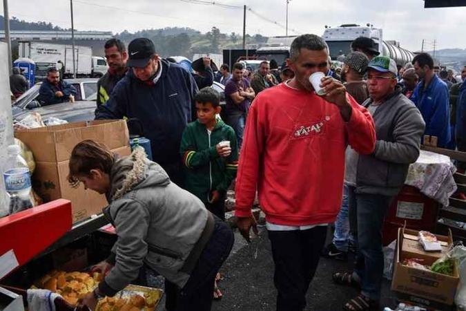 Comidas perecíveis são usadas para alimentar caminhoneiros (foto: Nelson Almeida/AFP) Comidas perecíveis são usadas para alimentar caminhoneiros (foto: Nelson Almeida/AFP)