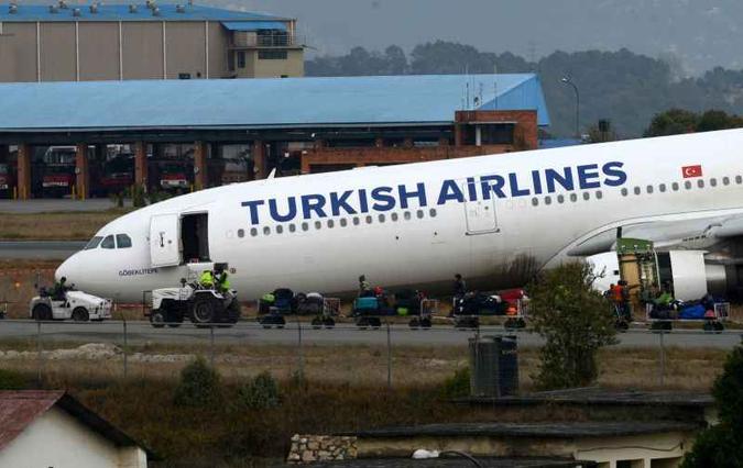 O voo passou por uma severa turbulência que deixou 30 feridos quando se aproximava de seu destino, antes de aterrissar no aeroporto Kennedy (foto: AFP PHOTO / PRAKASH MATHEMA) O voo passou por uma severa turbulência que deixou 30 feridos quando se aproximava de seu destino, antes de aterrissar no aeroporto Kennedy (foto: AFP PHOTO / PRAKASH MATHEMA)