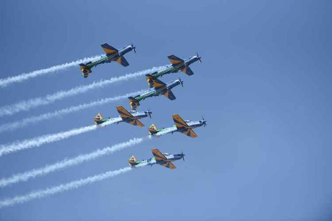 Aeronaves da Força Aérea Brasileira sobrevoaram o céu da Esplanada no início e no fim do desfile(foto: Ed Alves/CB/D.A Press) Aeronaves da Força Aérea Brasileira sobrevoaram o céu da Esplanada no início e no fim do desfile(foto: Ed Alves/CB/D.A Press)