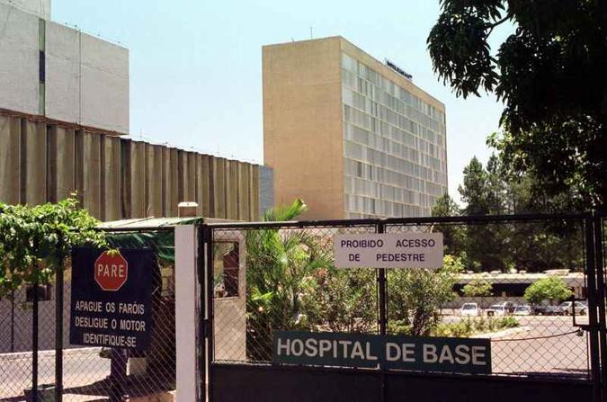 Uma das vítimas, um homem de 26 anos, foi atendido e transportado pelos bombeiros ao Hospital de Base(foto: Jorge Cardoso/CB/D.A Press) Uma das vítimas, um homem de 26 anos, foi atendido e transportado pelos bombeiros ao Hospital de Base(foto: Jorge Cardoso/CB/D.A Press)