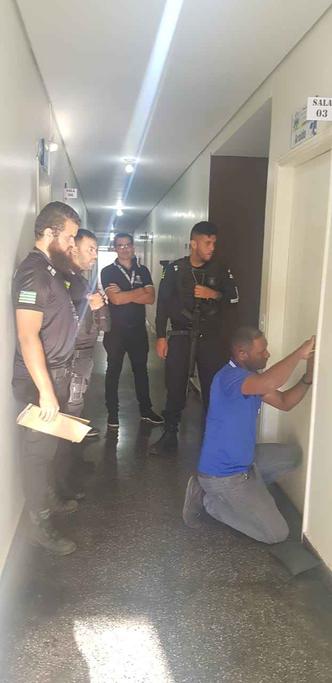 Policiais civis fazem buscas na casa de vereador e no gabinete de secretário de Planaltina de Goiás, para apurar suspeita de corrução envolvendo funerária (foto: Divulgação/PCGO) Policiais civis fazem buscas na casa de vereador e no gabinete de secretário de Planaltina de Goiás, para apurar suspeita de corrução envolvendo funerária (foto: Divulgação/PCGO)