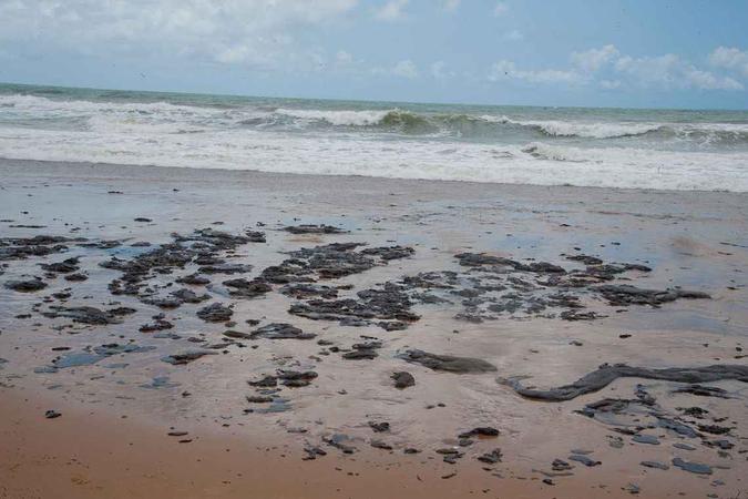 As manchas de óleo que começaram a ser avistadas em alto-mar no final de agosto e atingiram o litoral sergipano no dia 24 de setembro(foto: Adema/Governo de Sergipe) As manchas de óleo que começaram a ser avistadas em alto-mar no final de agosto e atingiram o litoral sergipano no dia 24 de setembro(foto: Adema/Governo de Sergipe)