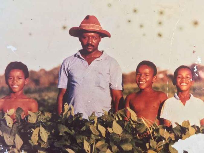 Com o pai e os irmãos na fazenda em Mato Grosso do Sul(foto: Arquivo Pessoal) Com o pai e os irmãos na fazenda em Mato Grosso do Sul(foto: Arquivo Pessoal)