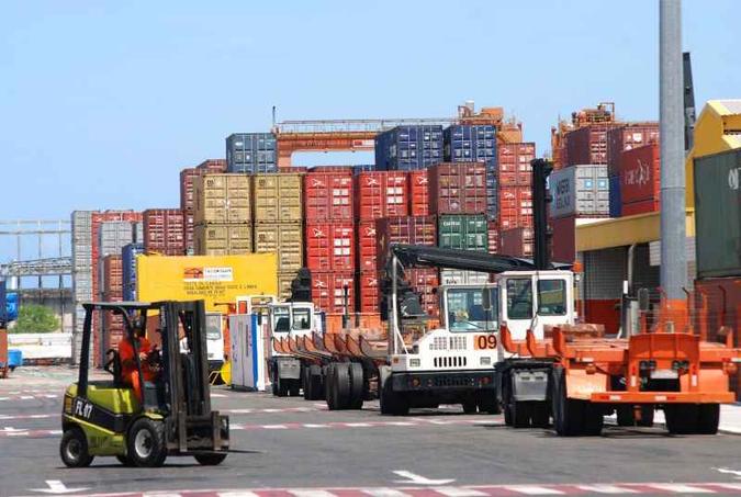 O Porto de Suape, em Pernambuco, de onde muitas mercadorias são enviadas ao exterior. Especialistas analisam que vendas estão sob ameaça(foto: Julio Jacobina/DP/D.A Press - 13/10/11) O Porto de Suape, em Pernambuco, de onde muitas mercadorias são enviadas ao exterior. Especialistas analisam que vendas estão sob ameaça(foto: Julio Jacobina/DP/D.A Press - 13/10/11)