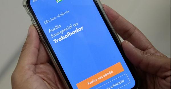 Aux&iacute;lio emergencial: benefici&aacute;rios relatam problemas com o app Caixa Tem