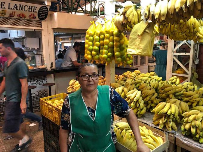 Verônica vende frutas há 33 anos na feira: 'Na hora de pedir votos, é uma coisa linda'(foto: Marcelo Ferreira/CB) Verônica vende frutas há 33 anos na feira: 'Na hora de pedir votos, é uma coisa linda'(foto: Marcelo Ferreira/CB)