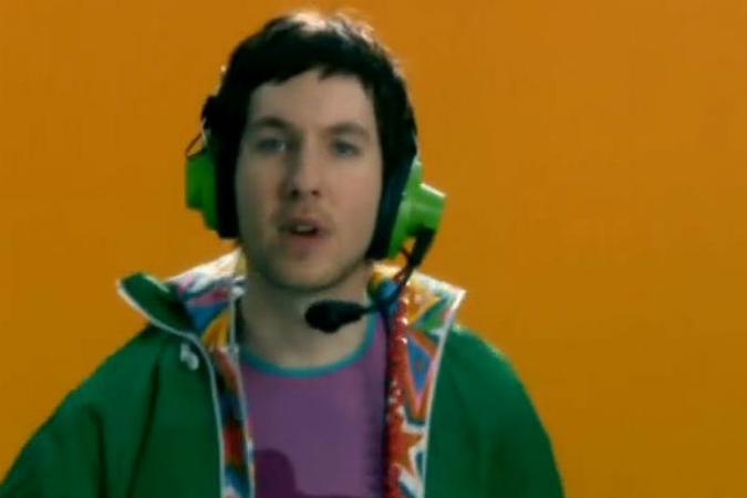 Calvin Harris no começo da carreira: referência aos anos 1980(foto: YouTube/Reprodução) Calvin Harris no começo da carreira: referência aos anos 1980(foto: YouTube/Reprodução)