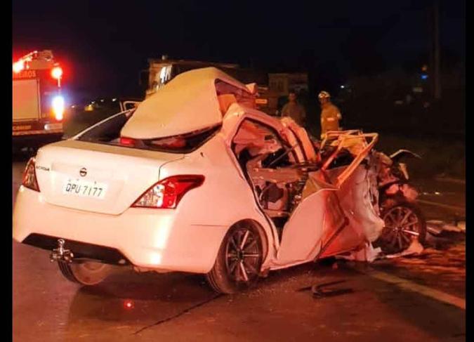 Colisão entre carro e caminhou deixou uma pessoa morta na BR-020 nesta sexta-feira (13/12)(foto: Divulgação/Corpo de Bombeiros do DF) Colisão entre carro e caminhou deixou uma pessoa morta na BR-020 nesta sexta-feira (13/12)(foto: Divulgação/Corpo de Bombeiros do DF)