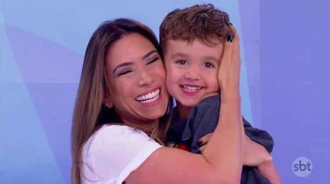 Pedro, de 3 anos, é fruto do casamento da apresentadora com o político Fábio Faria. Os dois também são pais de Jane, de 6 meses.(foto: SBT/Reprodução) Pedro, de 3 anos, é fruto do casamento da apresentadora com o político Fábio Faria. Os dois também são pais de Jane, de 6 meses.(foto: SBT/Reprodução)