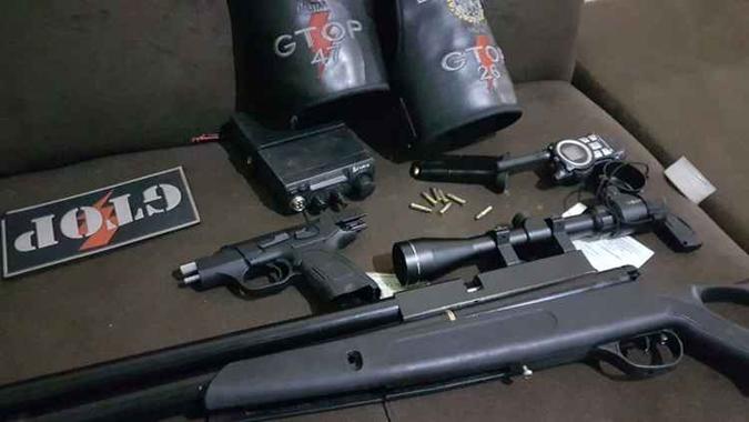 Na casa onde o homem morava, no Recanto das Emas, a Polícia Militar encontrou armas de fogo(foto: PMDF/Divulgação) Na casa onde o homem morava, no Recanto das Emas, a Polícia Militar encontrou armas de fogo(foto: PMDF/Divulgação)