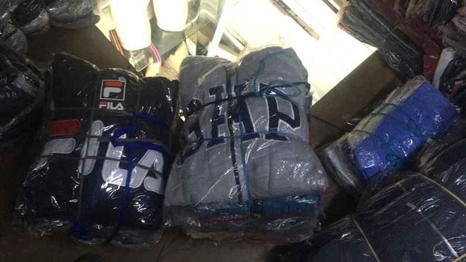 Quase 4 toneladas de roupas contrafeitas foram apreendidas em bancas da Feira do Guará(foto: PCDF/Divulgação) Quase 4 toneladas de roupas contrafeitas foram apreendidas em bancas da Feira do Guará(foto: PCDF/Divulgação)