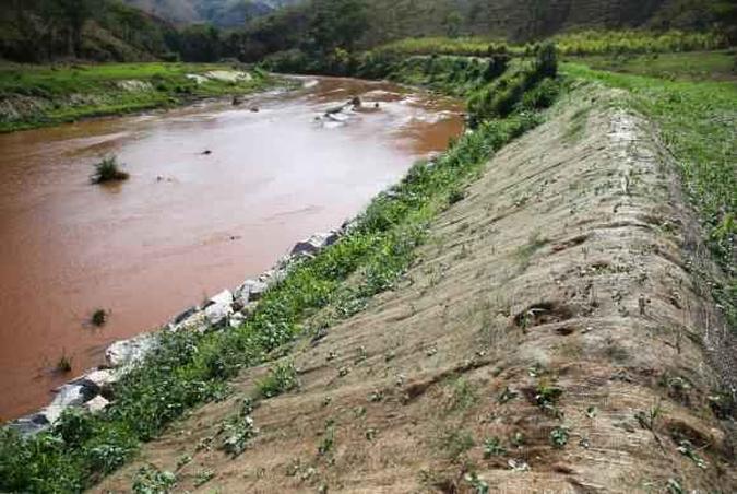 O rejeito se acumula nas margens do rio e se mistura à água com a erosão(foto: José Cruz/Agência Brasil ) O rejeito se acumula nas margens do rio e se mistura à água com a erosão(foto: José Cruz/Agência Brasil )