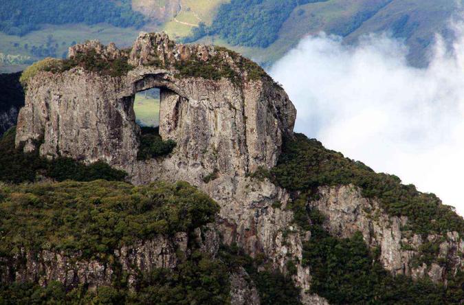 A Pedra Furada encanta os visitantes da região...(foto: Birdaum/Flickr - 4/5/12) A Pedra Furada encanta os visitantes da região...(foto: Birdaum/Flickr - 4/5/12)