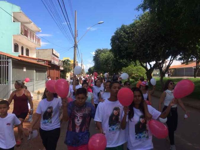 Cerca de 100 pessoas compareceram ao protesto contra a violência no P Sul, em Ceilândia. Moradores também pediram por justiça no caso Claudineia(foto: Raquel Machado/Divulgação) Cerca de 100 pessoas compareceram ao protesto contra a violência no P Sul, em Ceilândia. Moradores também pediram por justiça no caso Claudineia(foto: Raquel Machado/Divulgação)