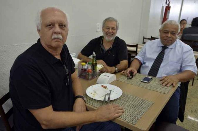 Rui Barbosa (D) e os amigos Napole�o e Augusto(foto: Marcelo Ferreira/CB/D.A Press)