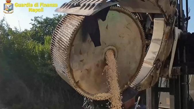 Foto tirada de um v�deo pela ag�ncia de N�poles, da ag�ncia italiana Guardia di Finanza, que mostra uma apreens�o recorde de 14 toneladas de anfetaminas, na forma de 84 milh�es de comprimidos de capt�gono produzidos na S�ria pelo governo isl�mico. (foto: Handout / Guardia di Finanza press office / AFP)