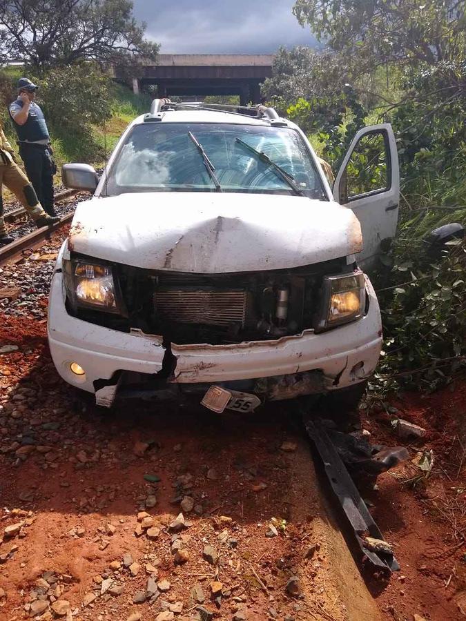 Condutor perde controle e cai de viaduto sobre a linha férrea (foto: Divulgação ) Condutor perde controle e cai de viaduto sobre a linha férrea (foto: Divulgação )