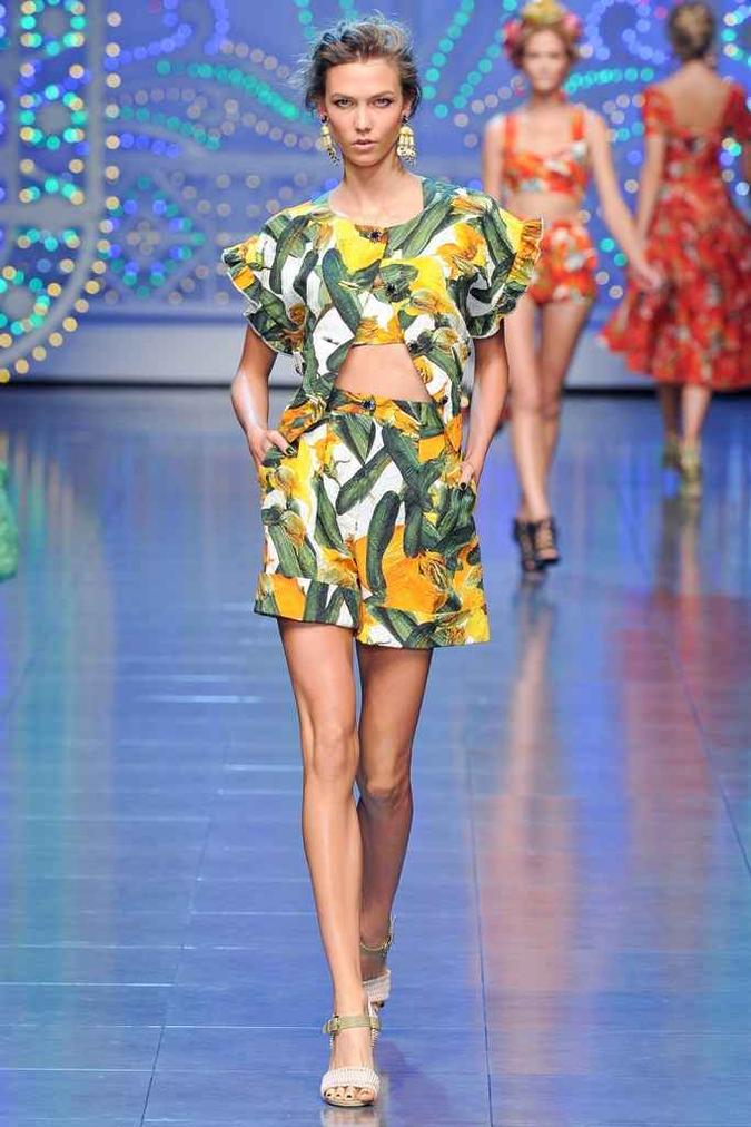 Conjunto da Dolce e Gabanna apresentado na primavera-verão de 2012: a estampa repetida cria um look arrumado e descontraído. (foto: Yannis Vlamos/Indigital.tv) Conjunto da Dolce e Gabanna apresentado na primavera-verão de 2012: a estampa repetida cria um look arrumado e descontraído. (foto: Yannis Vlamos/Indigital.tv)