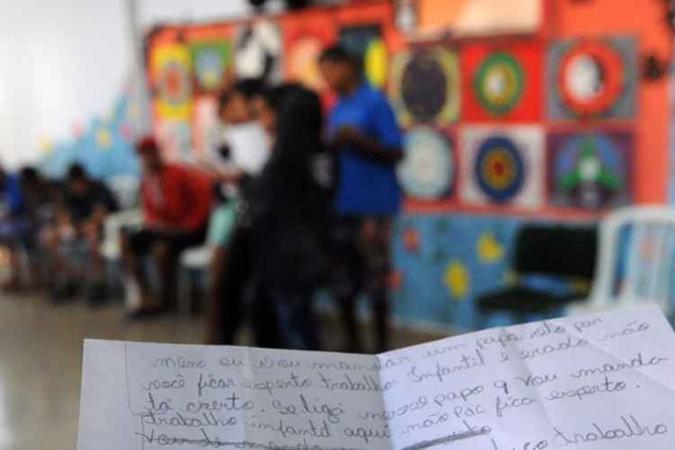 Além da discussão, eles escreveram letras de música no estilo rap sobre o tema e participaram de uma aula de dança(foto: Gabriel Jabur/Agência Brasília) Além da discussão, eles escreveram letras de música no estilo rap sobre o tema e participaram de uma aula de dança(foto: Gabriel Jabur/Agência Brasília)