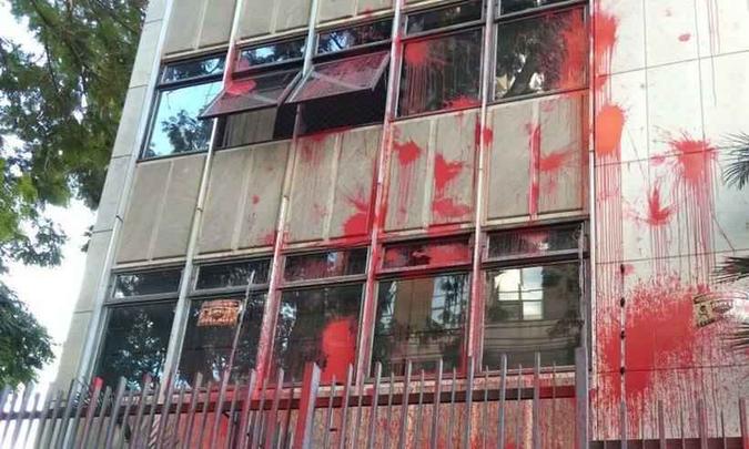 Os manifestantes jogaram bombas de tinta vermelha no prédio(foto: Reprodução/Estado de Minas) Os manifestantes jogaram bombas de tinta vermelha no prédio(foto: Reprodução/Estado de Minas)