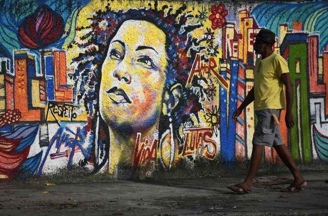 Polícia prendeu responsáveis pela execução, mas não chegou aos mandantes do crime. Motorista também morreu(foto: AFP / CARL DE SOUZA) Polícia prendeu responsáveis pela execução, mas não chegou aos mandantes do crime. Motorista também morreu(foto: AFP / CARL DE SOUZA)