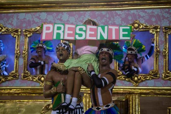Leandro Vieira foi responsável pelo enredo campeão da Mangueira este ano, em homenagem a mulheres negras brasileiras(foto: Mauro Pimentel/AFP ) Leandro Vieira foi responsável pelo enredo campeão da Mangueira este ano, em homenagem a mulheres negras brasileiras(foto: Mauro Pimentel/AFP )