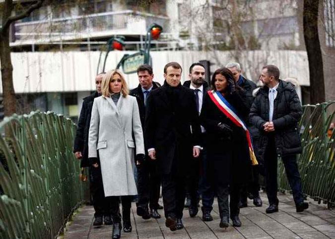 O presidente francês, Emmanuel Macron, sua esposa Brigitte Macron e a prefeita de Paris, Anne Hidalgo, em minuto de silêncio para marcar o terceiro aniversário do ataque, em Paris (foto: AFP / POOL / Christophe Ena ) O presidente francês, Emmanuel Macron, sua esposa Brigitte Macron e a prefeita de Paris, Anne Hidalgo, em minuto de silêncio para marcar o terceiro aniversário do ataque, em Paris (foto: AFP / POOL / Christophe Ena )