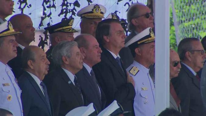 Presidente Bolsonaro participa de cerimônia no Rio (foto: Reprodução/Globo News ) Presidente Bolsonaro participa de cerimônia no Rio (foto: Reprodução/Globo News )