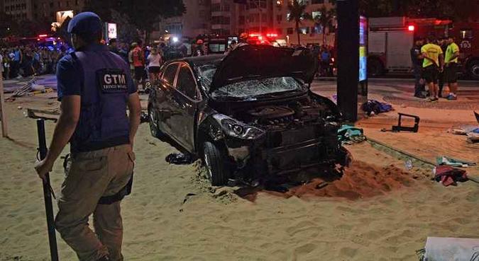 O motorista atropelou as pessoas que caminhavam pelo calçadão. Um bebê de oito meses morreu na hora (foto: Carl de Souza/AFP) O motorista atropelou as pessoas que caminhavam pelo calçadão. Um bebê de oito meses morreu na hora (foto: Carl de Souza/AFP)