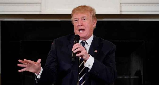 No Twitter, o presidente dos EUA disse que a possibilidade de dar armas aos professores deveria ser estudada(foto: Mandel Ngan/ AFP) No Twitter, o presidente dos EUA disse que a possibilidade de dar armas aos professores deveria ser estudada(foto: Mandel Ngan/ AFP)