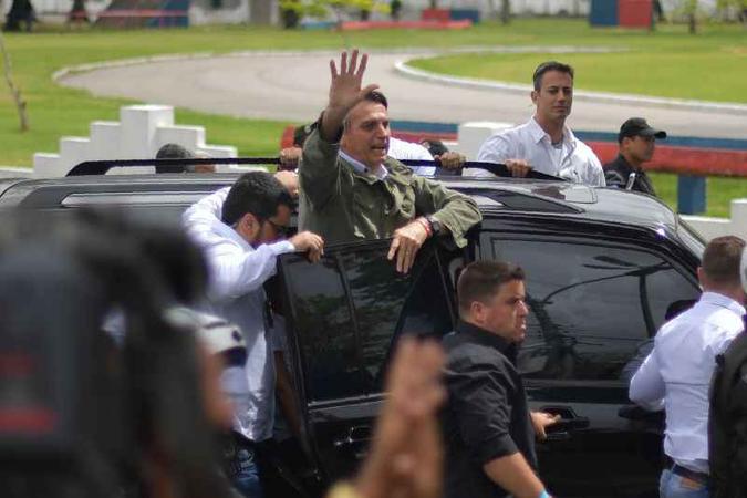 Bolsonaro cercado de seguranças no dia do segundo turno das eleições(foto: Carl de Souza/AFP) Bolsonaro cercado de seguranças no dia do segundo turno das eleições(foto: Carl de Souza/AFP)