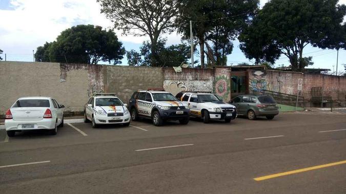 Policiamento em frente a escola: muitos alunos deixaram de ir às aulas, com medo(foto: PMDF/Divulgação) Policiamento em frente a escola: muitos alunos deixaram de ir às aulas, com medo(foto: PMDF/Divulgação)