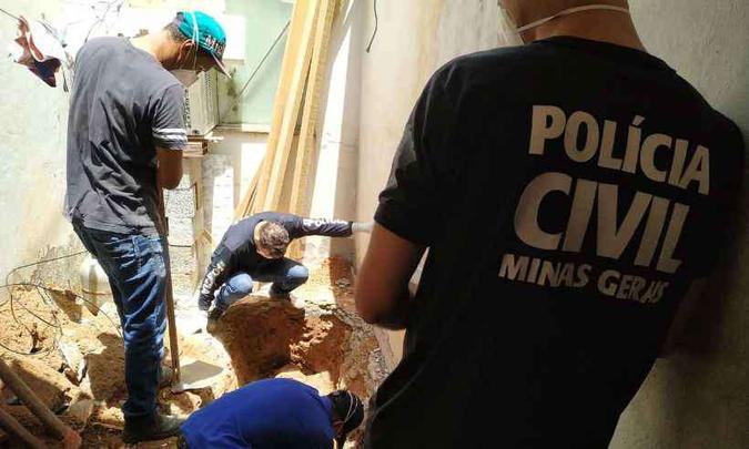 Corpo foi encontrado enterrado em um dos cômodos da casa(foto: Polícia Civil / Divulgação) Corpo foi encontrado enterrado em um dos cômodos da casa(foto: Polícia Civil / Divulgação)