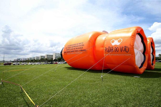 Binóculo gigante está instalado na Esplanada dos Ministérios(foto: Wilson Dias/Agência Brasil) Binóculo gigante está instalado na Esplanada dos Ministérios(foto: Wilson Dias/Agência Brasil)