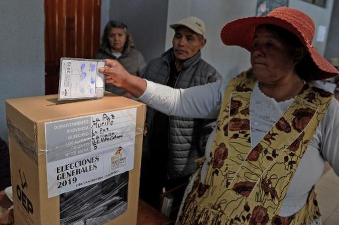 Indígena aimara dá seu voto durante as eleições presidenciais em La Paz.(foto: Jorge Bernal/AFP) Indígena aimara dá seu voto durante as eleições presidenciais em La Paz.(foto: Jorge Bernal/AFP)