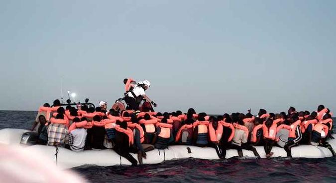 Vários portos italianos, no entanto, expressaram sua disposição de acolher o 'Aquarius'(foto: Karpov / SOS MEDITERRANEE / AFP) Vários portos italianos, no entanto, expressaram sua disposição de acolher o 'Aquarius'(foto: Karpov / SOS MEDITERRANEE / AFP)