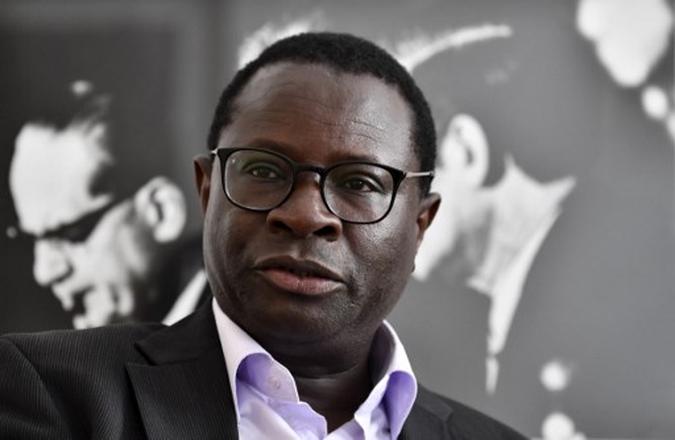 O único parlamentar negro da Alemanha disse na quinta-feira, 24 de janeiro de 2020, que havia recebido ameaças de morte de extremistas de direita apenas alguns dias depois de encontrar três O único parlamentar negro da Alemanha disse na quinta-feira, 24 de janeiro de 2020, que havia recebido ameaças de morte de extremistas de direita apenas alguns dias depois de encontrar três