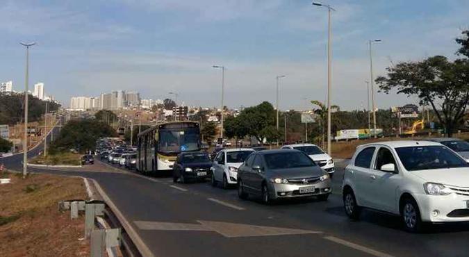 Trânsito congestionado após o rompimento de adutora da Caesb(foto: Ana Rayssa/Esp. CB/DA Press) Trânsito congestionado após o rompimento de adutora da Caesb(foto: Ana Rayssa/Esp. CB/DA Press)
