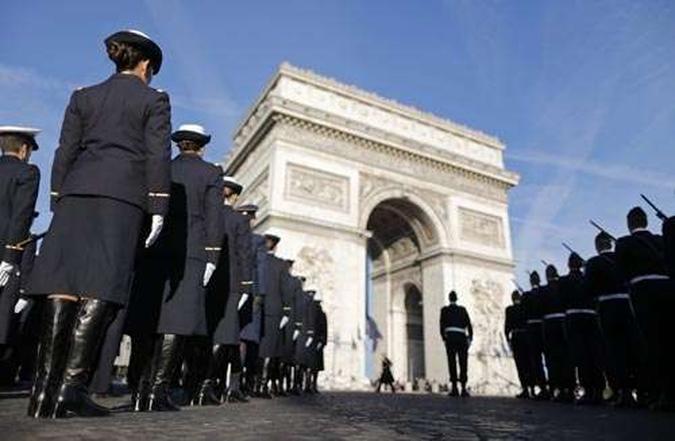 Tropas francesas ficam em frente ao Arco do Triunfo, durante cerimônia para comemorar o fim da Primeira Guerra Mundial(foto: Christian Hartmann/Reuters) Tropas francesas ficam em frente ao Arco do Triunfo, durante cerimônia para comemorar o fim da Primeira Guerra Mundial(foto: Christian Hartmann/Reuters)