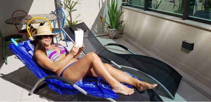 A professora Cássia Reis toma banho de Sol por até três horas durante a semana para repor vitamina D(foto: Arquivo Pessoal) A professora Cássia Reis toma banho de Sol por até três horas durante a semana para repor vitamina D(foto: Arquivo Pessoal)