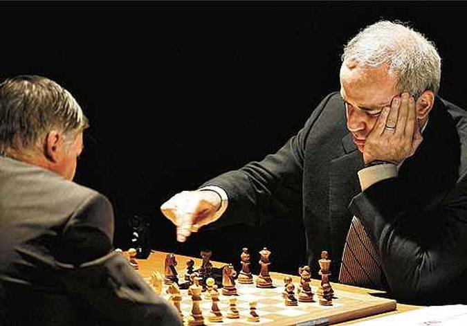 O supercampeão do tabuleiro Gary Kasparov recebe cachê que alcança US$ 100 mil da MasterClass(foto: Heino Kalis/Reuters - 14/4/11) O supercampeão do tabuleiro Gary Kasparov recebe cachê que alcança US$ 100 mil da MasterClass(foto: Heino Kalis/Reuters - 14/4/11)