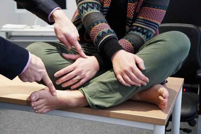 Pesquisa mostra que é possível ter a falsa sensação de toque ao cruzar os braços ou as pernas(foto: Bielefeld University/Divulgação) Pesquisa mostra que é possível ter a falsa sensação de toque ao cruzar os braços ou as pernas(foto: Bielefeld University/Divulgação)
