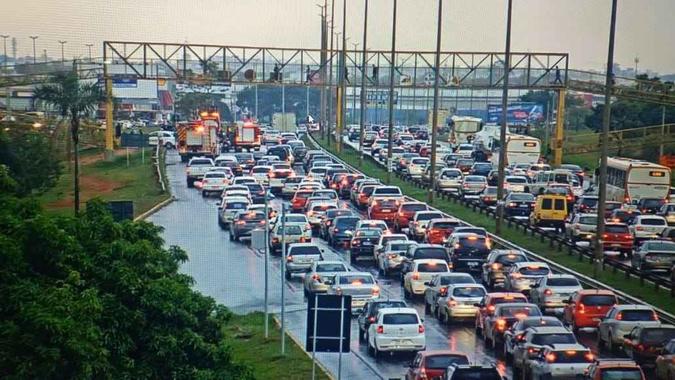 Duas faixas estavam sendo bloqueadas para o socorro às vítimas(foto: Divulgação/DER) Duas faixas estavam sendo bloqueadas para o socorro às vítimas(foto: Divulgação/DER)